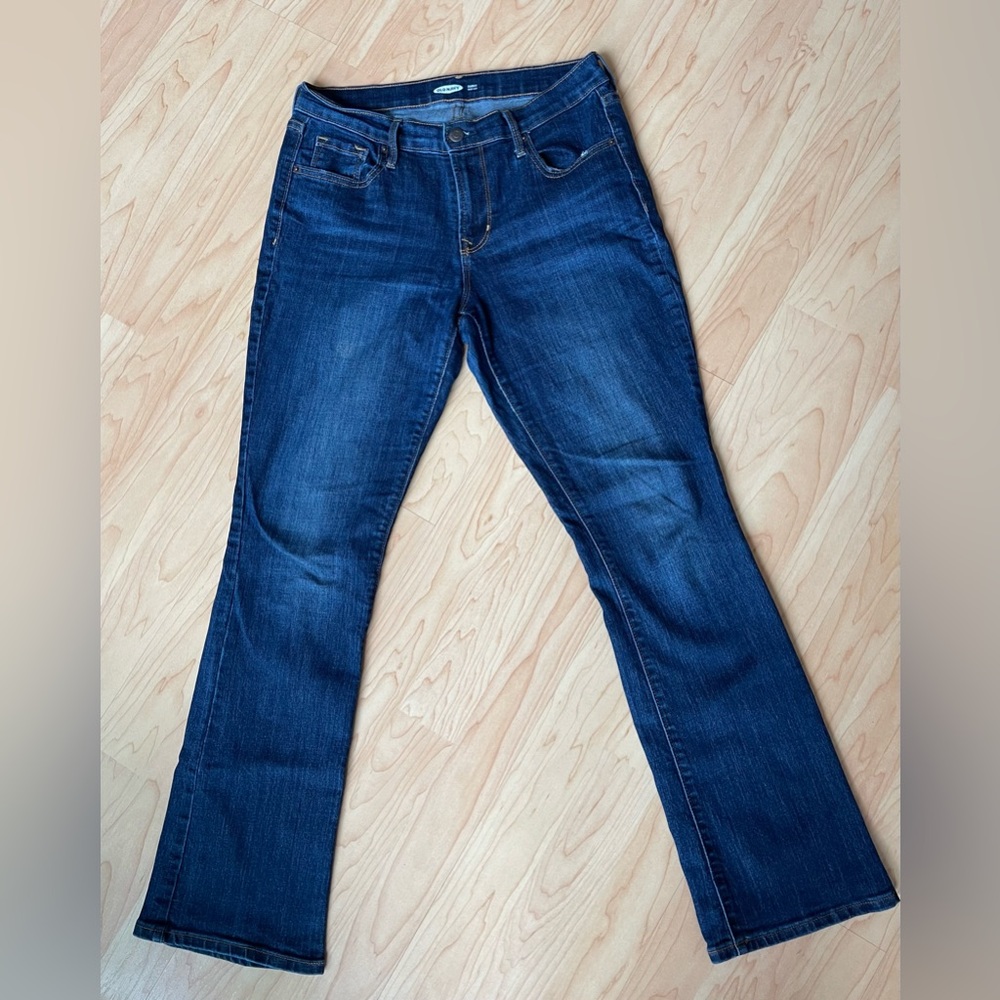 Old Navy women boot cut jeans. Size 4 short
